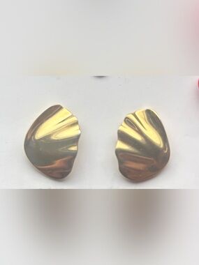 Trifari Vintage Gold-plated Shell Shaped Post Earrings